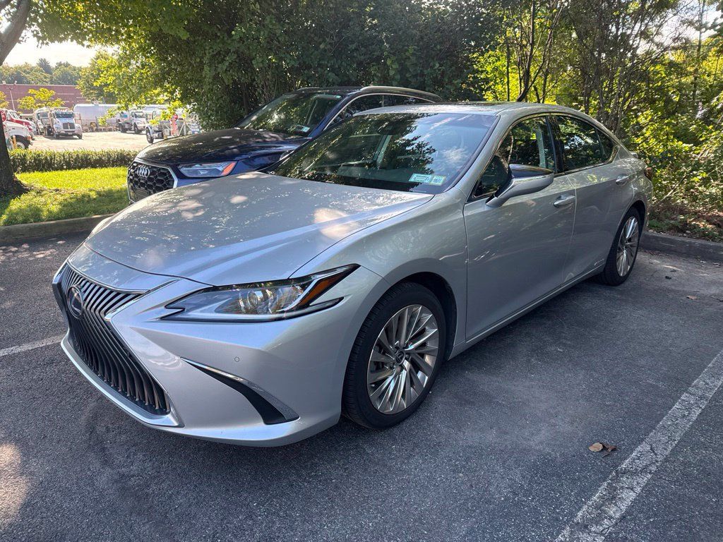 Used 2021 Lexus ES 300h w/ Accessory Package FWD image 3