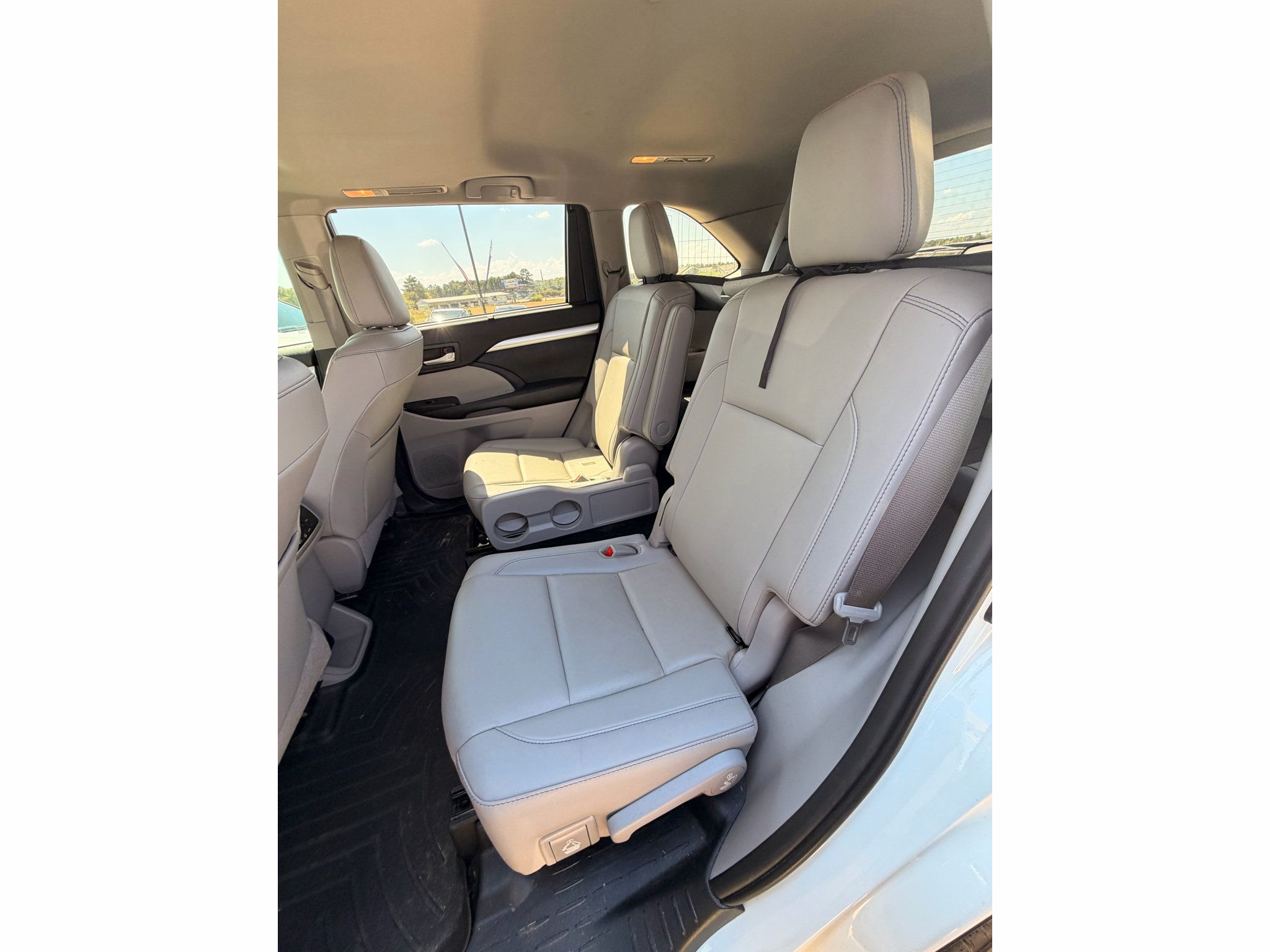 Used 2019 Toyota Highlander XLE FWD image 3