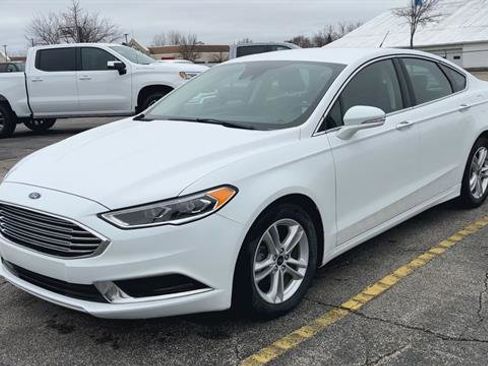 Used 2018 Ford Fusion SE w/ Fusion SE Technology Package image 4