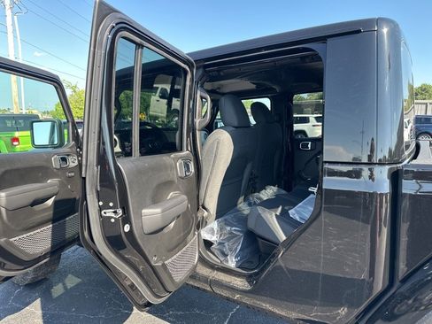 New 2025 Jeep Gladiator Sport image 10