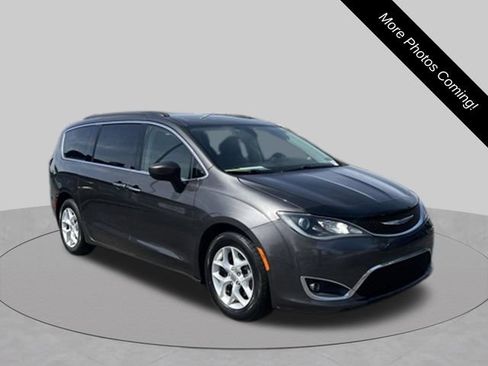 Used 2017 Chrysler Pacifica Touring Plus w/ Tire & Wheel Group FWD image 3