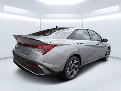 Used 2025 Hyundai Elantra Sport image 3