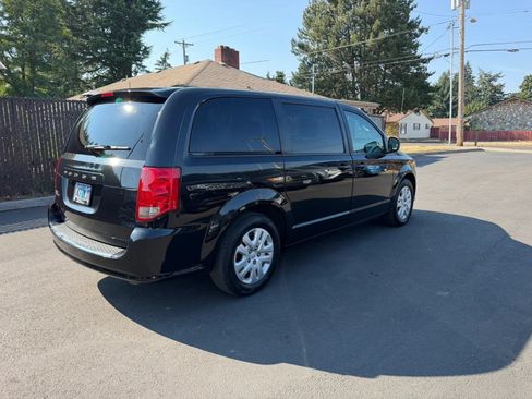 Used 2018 Dodge Grand Caravan SE FWD image 4