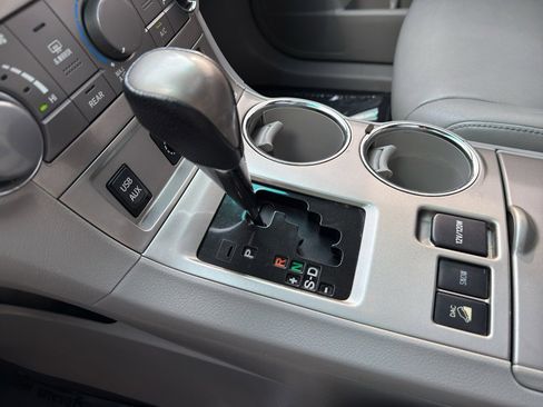 Used 2012 Toyota Highlander SE w/ Tow Pkg image 28