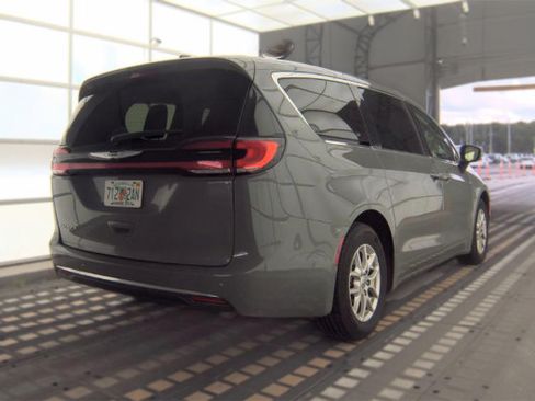 Used 2023 Chrysler Pacifica Touring-L FWD image 5