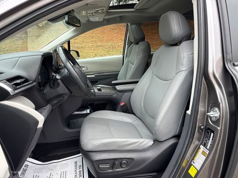 Used 2024 Toyota Sienna XLE image 11