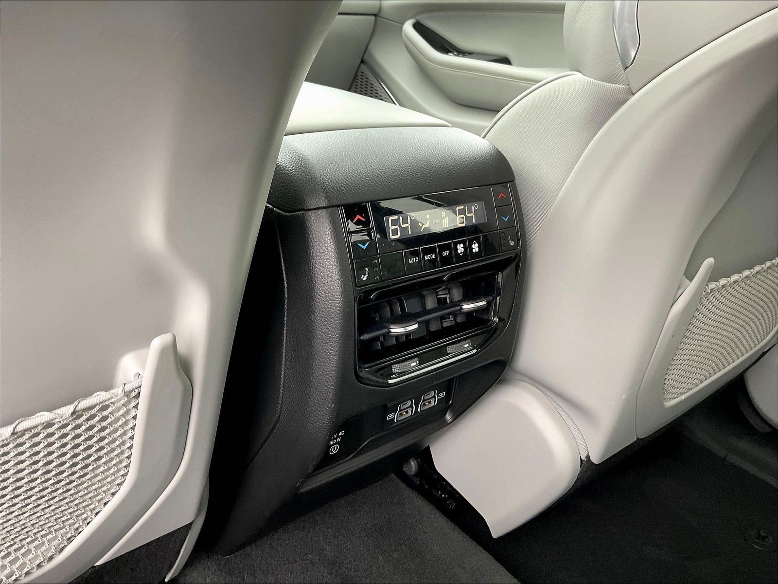 Used 2022 Jeep Grand Cherokee Overland w/ Luxury Tech Group IV AWD/4WD image 10