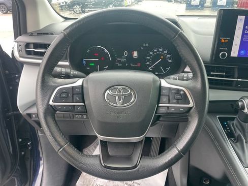 Used 2025 Toyota Sienna XLE FWD image 25