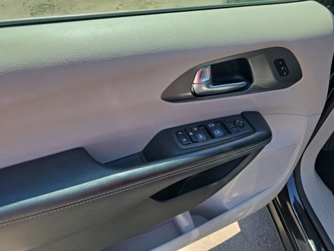 Used 2022 Chrysler Pacifica Touring-L FWD image 11