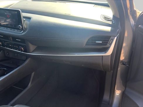 Used 2025 Nissan Rogue SV FWD image 18