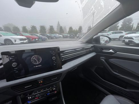 Used 2025 Volkswagen Jetta SE image 30