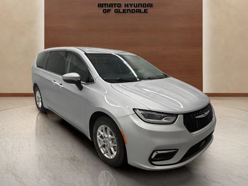 Used 2023 Chrysler Pacifica Touring-L FWD image 8