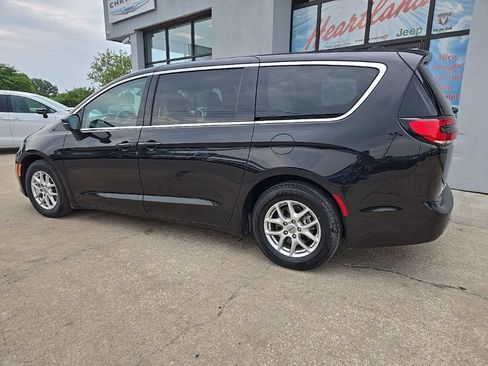 Used 2023 Chrysler Pacifica Touring-L FWD image 6