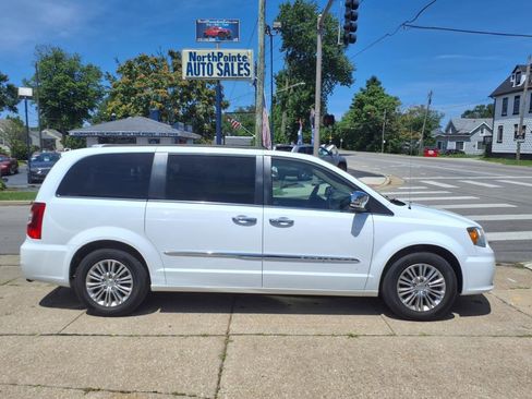 Used 2016 Chrysler Town & Country Touring-L image 1