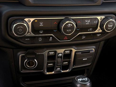 Used 2019 Jeep Wrangler Unlimited Sahara image 17