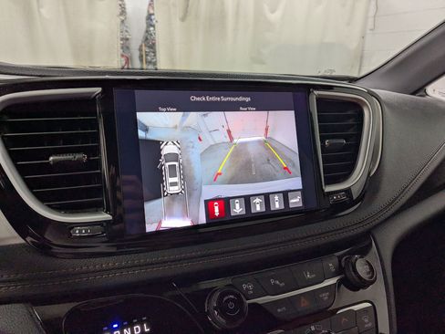 Used 2024 Chrysler Pacifica Pinnacle FWD image 16