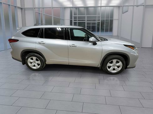 Used 2021 Toyota Highlander LE image 9