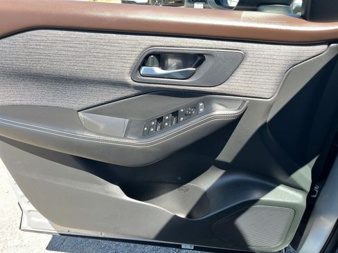 Used 2023 Nissan Rogue SV image 20