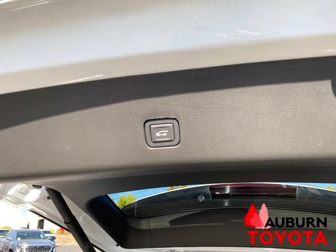 Used 2023 Chevrolet Traverse LT FWD image 12