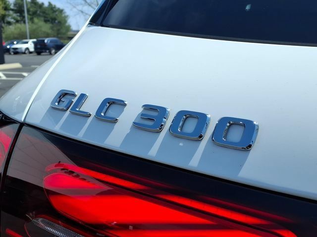 Used 2025 Mercedes-Benz GLC 300 4MATIC image 24