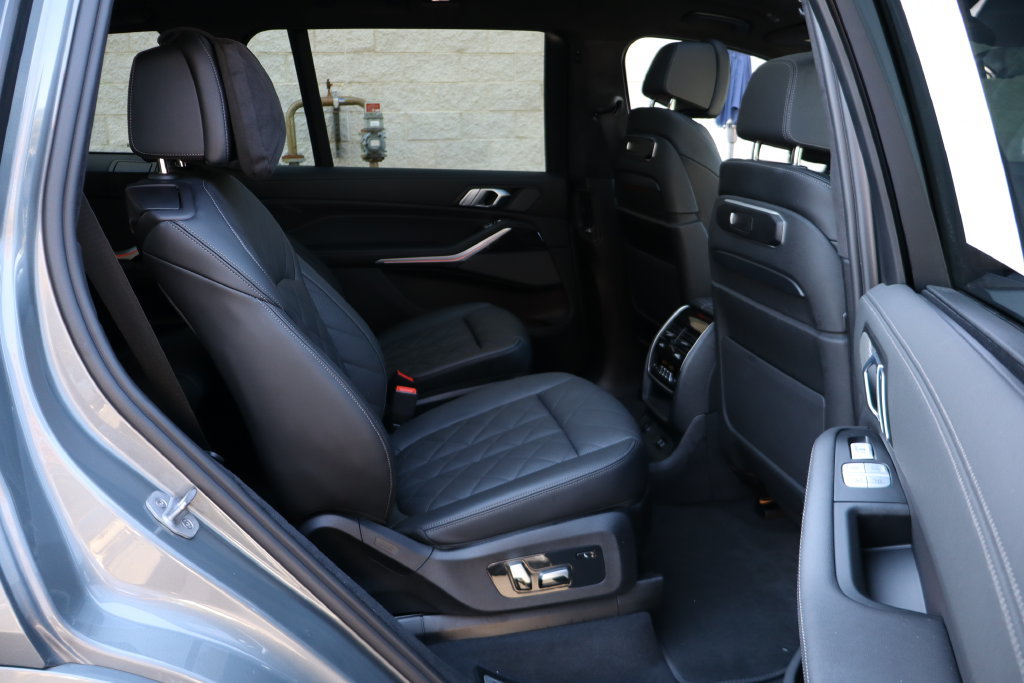 Used 2023 BMW X7 xDrive40i w/ M Sport Package AWD/4WD image 34