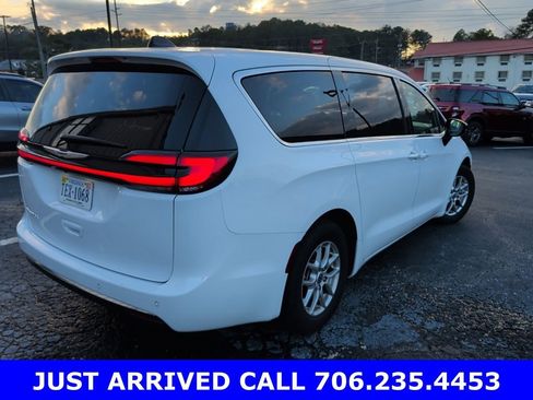 Used 2025 Chrysler Pacifica Select image 4