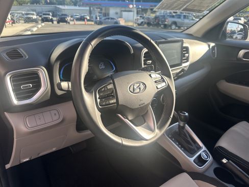 Used 2025 Hyundai Venue SEL FWD image 18