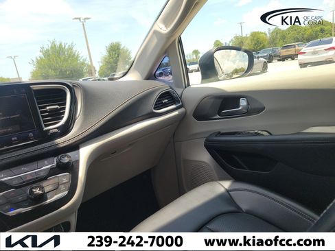 Used 2023 Chrysler Pacifica Touring-L FWD image 20