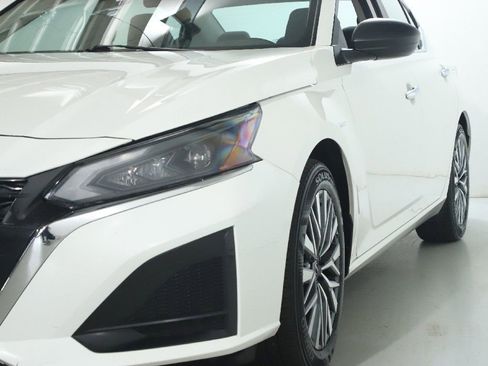 Used 2025 Nissan Altima 2.5 SV FWD image 4