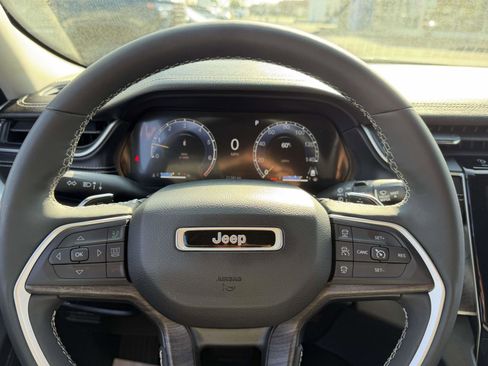 Used 2023 Jeep Grand Cherokee Limited AWD/4WD image 29
