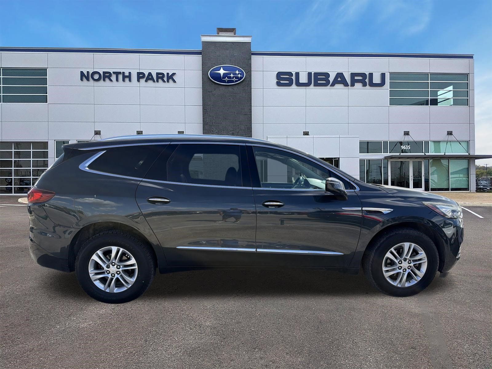 Used 2019 Buick Enclave Essence FWD image 2