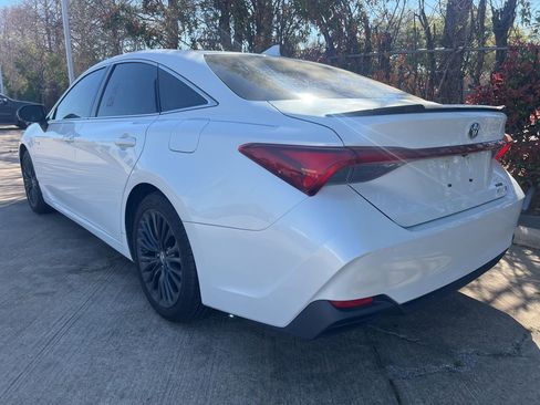 Used 2019 Toyota Avalon XSE image 6