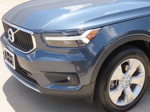Used 2021 Volvo XC40 T4 Momentum FWD image 3