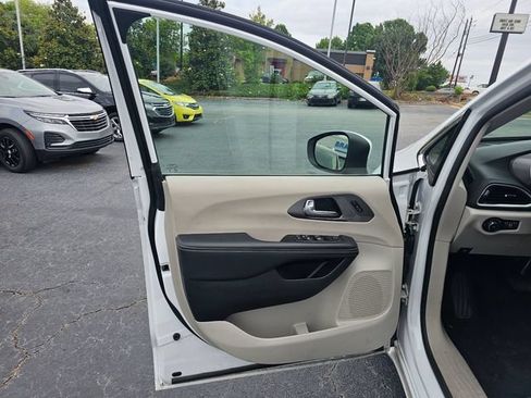 Used 2023 Chrysler Pacifica Touring-L FWD image 31