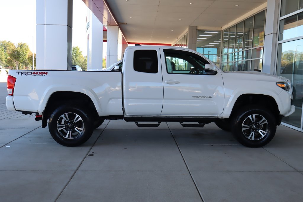 Used 2017 Toyota Tacoma TRD Sport w/ Tow Package (A/T) AWD/4WD image 10