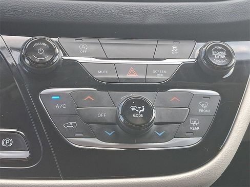 Used 2022 Chrysler Voyager LX image 16