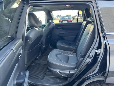 Used 2023 Toyota Highlander XLE AWD/4WD image 17