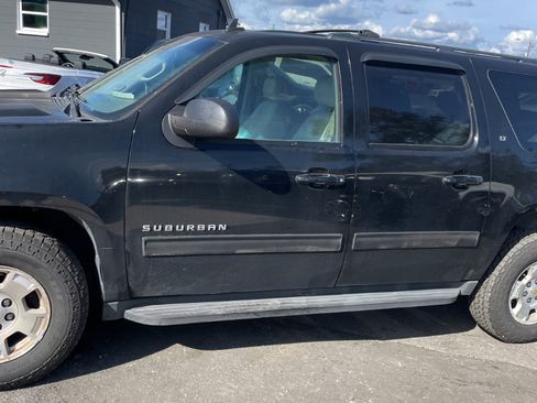 Used 2010 Chevrolet Suburban LT image 6