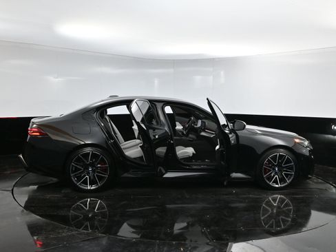 Used 2025 BMW M5 w/ Executive Package image 39