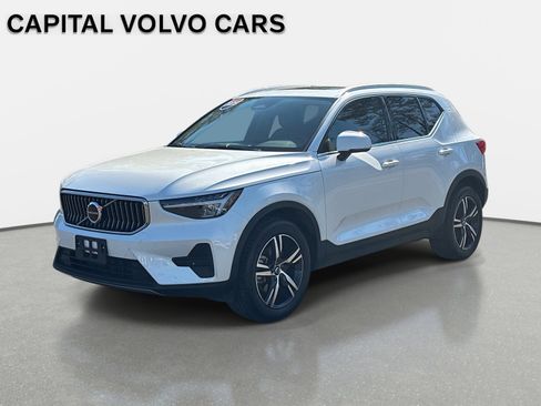 Certified 2025 Volvo XC40 B5 Core image 1