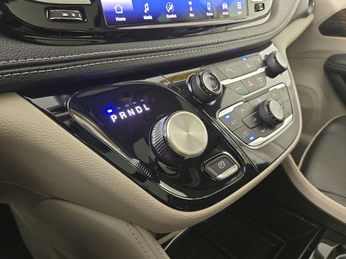 Used 2024 Chrysler Pacifica Limited FWD image 25