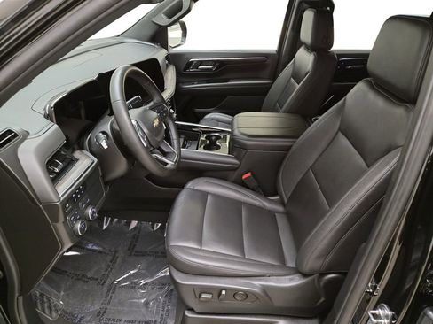 Used 2025 Chevrolet Suburban LT image 17