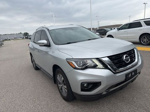 Used 2020 Nissan Pathfinder SV AWD/4WD image 2