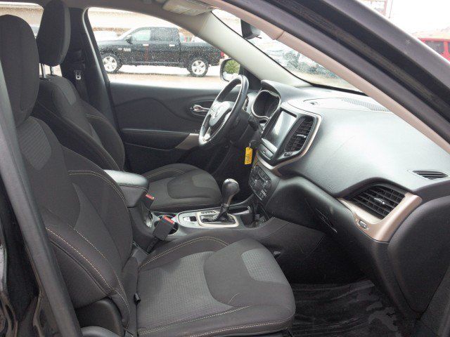 Used 2017 Jeep Cherokee Latitude w/ Cold Weather Group AWD/4WD image 24