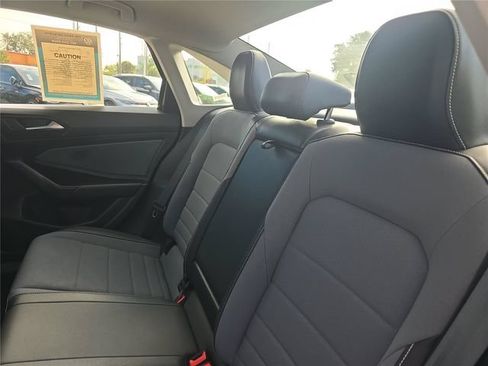 Used 2025 Volkswagen Jetta SE FWD image 9