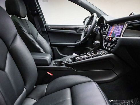 Used 2025 Porsche Macan image 21