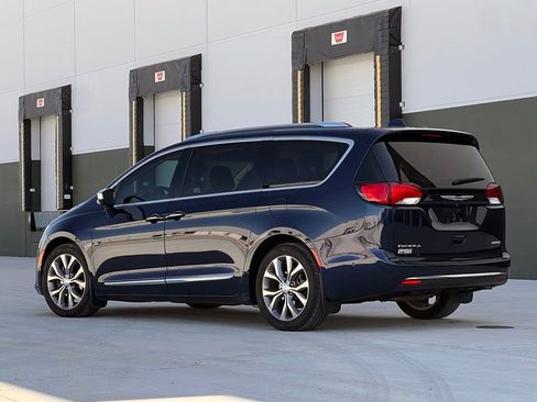 Used 2019 Chrysler Pacifica Limited w/ Tire & Wheel Group FWD image 5