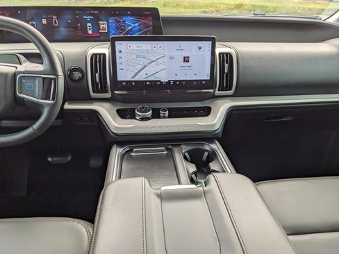 Used 2025 Ford Expedition Active image 17