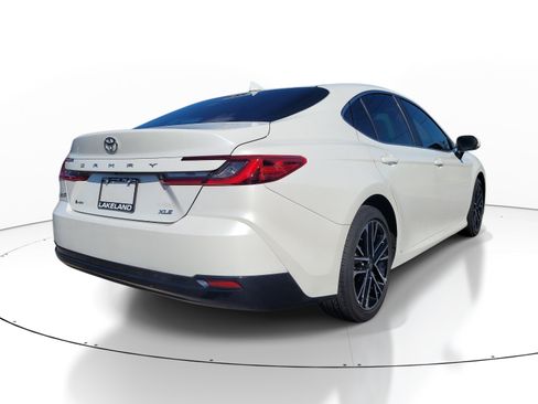 Used 2025 Toyota Camry XLE FWD image 4