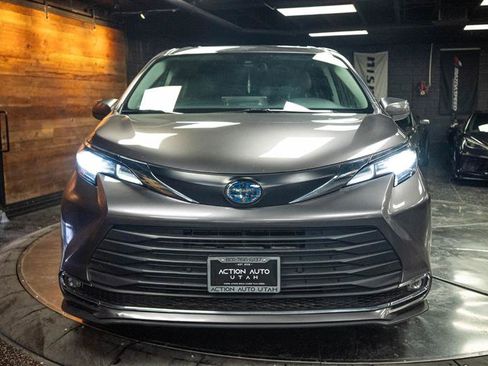 Used 2023 Toyota Sienna XLE FWD image 4